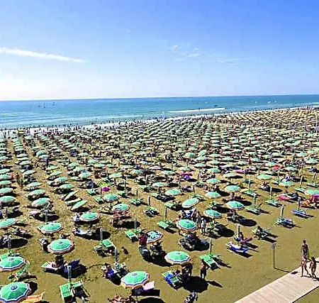 Bright A Few Steps From The Hotel Lignano Sabbiadoro